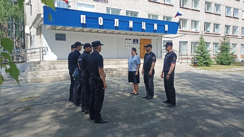 В Краснокамске сотрудники патрульно-постовой службы полиции раздали детям памятки  с советами, как безопасно провести летние каникулы и не стать жертвой преступления