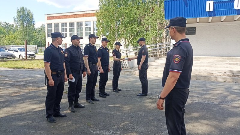 В Краснокамске сотрудники патрульно-постовой службы полиции раздали детям памятки  с советами, как безопасно провести летние каникулы и не стать жертвой преступления