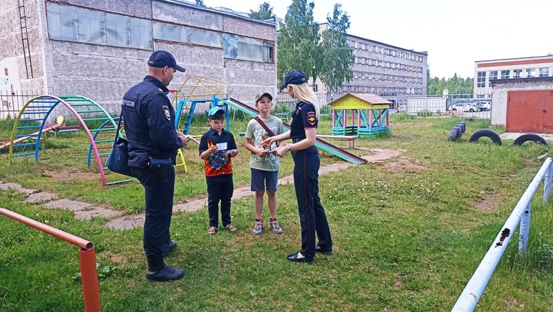 В Краснокамске сотрудники патрульно-постовой службы полиции раздали детям памятки  с советами, как безопасно провести летние каникулы и не стать жертвой преступления