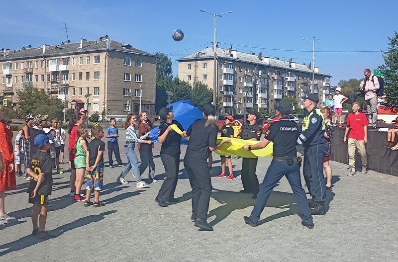 «Зарядка со стражем порядка» прошла на эспланаде города Краснокамска