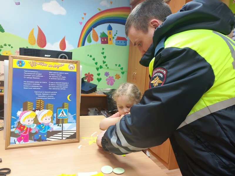 В Краснокамске госавтоинспекторы провели для детей мастер-класс по изготовлению фликеров