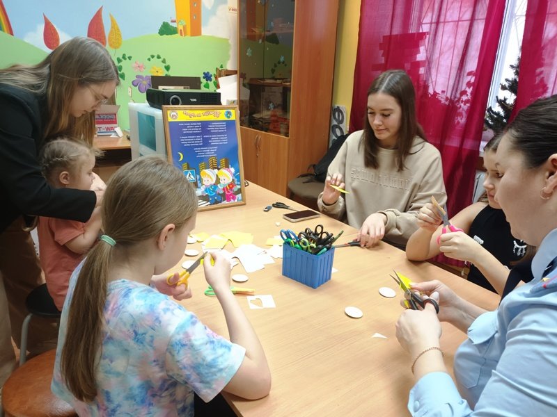В Краснокамске госавтоинспекторы провели для детей мастер-класс по изготовлению фликеров